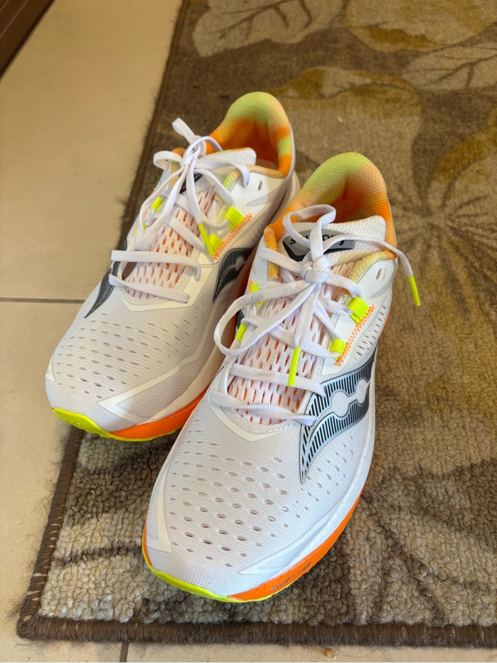 Saucony Endorphin Speed 4 - Men’s 7 / Women’s 8 / EU 40